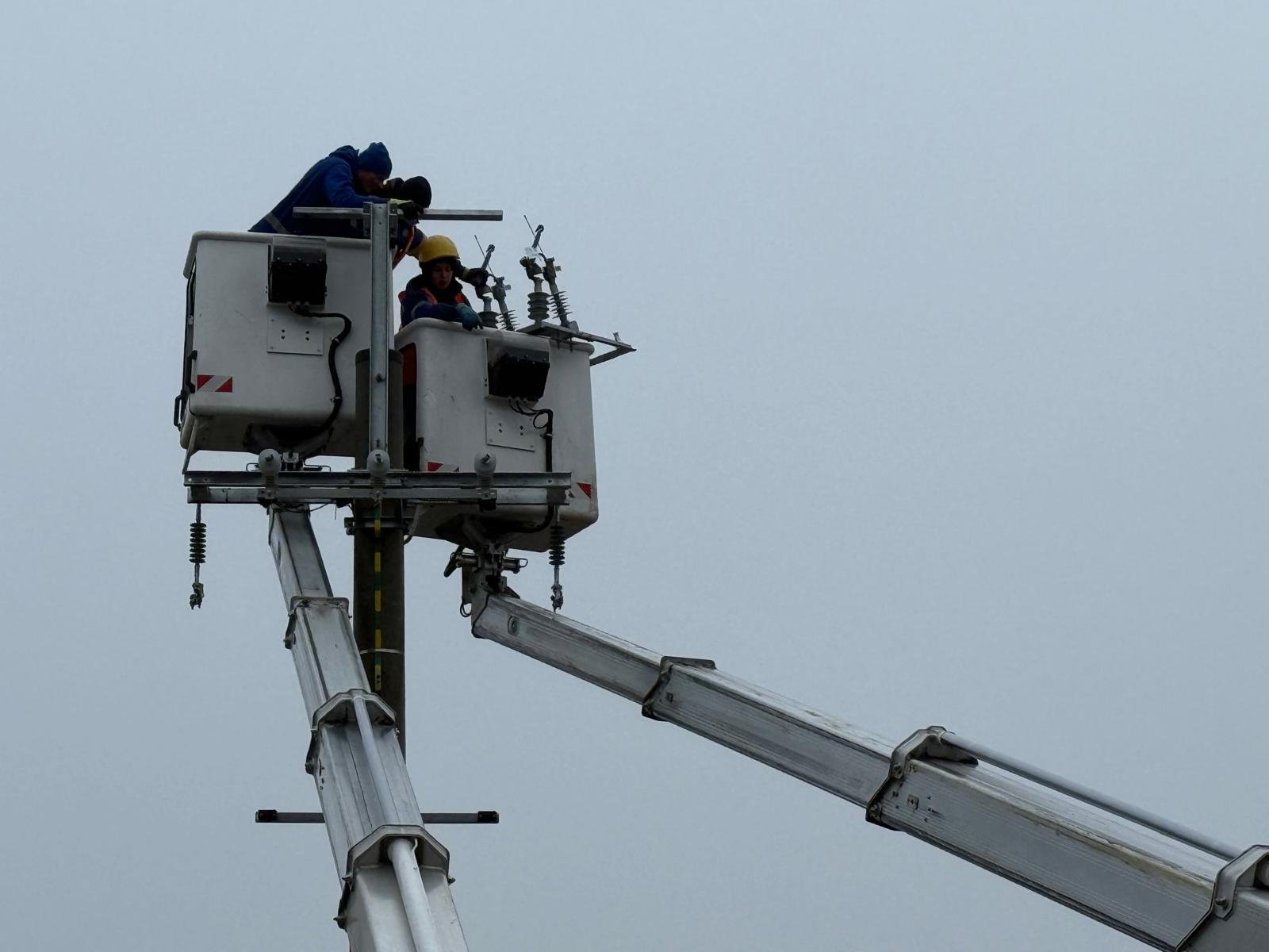 Montaż osprzętu elektroenergetycznego na słupie