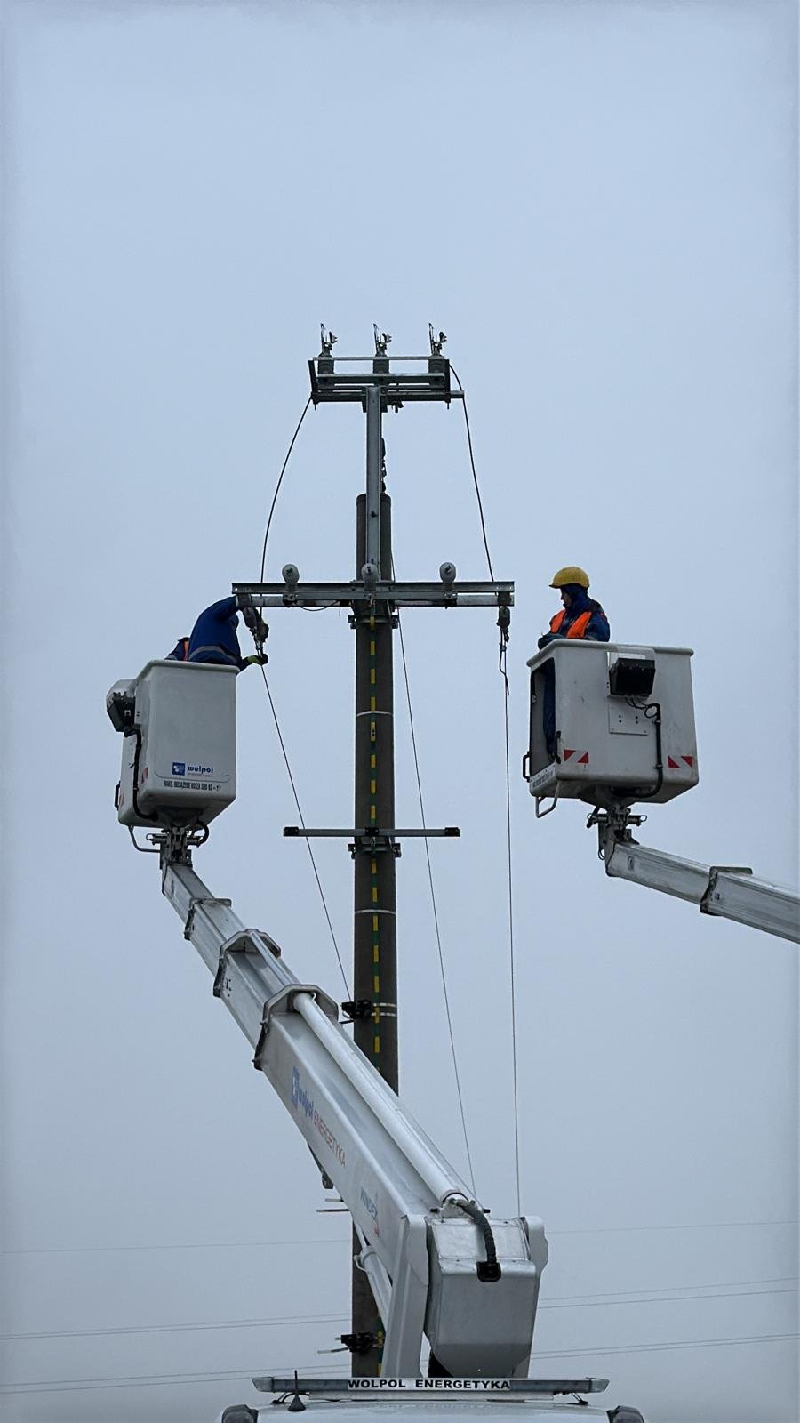Prace montażowe na konstrukcji słupowej WOLPOL Energetyka