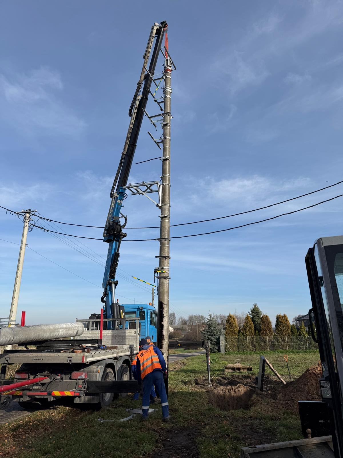 Montaż słupa i konstrukcji linii elektroenergetycznej